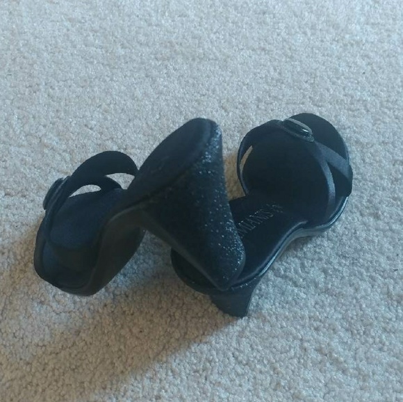 Black heels - Picture 3 of 5